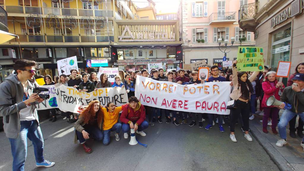 Sanremo, corteo degli studenti per salvare il clima: “Vogliamo un mondo migliore”