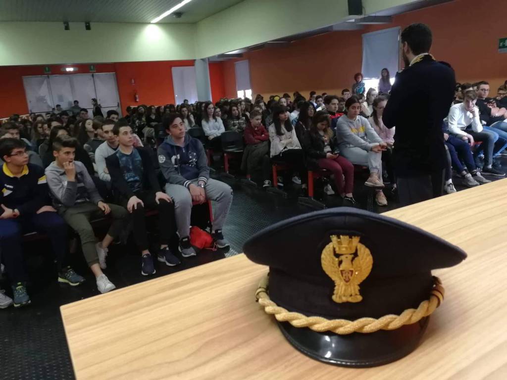 Imperia, la Polizia incontro gli studenti dell’Itis e di Ragioneria per parlare di droga