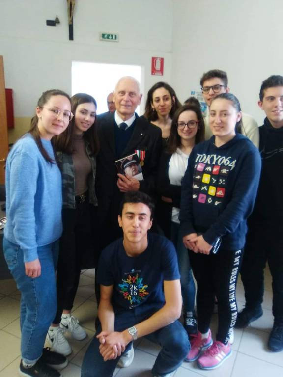 Pieve di Teco, gli studenti incontrano il maresciallo dei carabinieri Antonio Brunetti