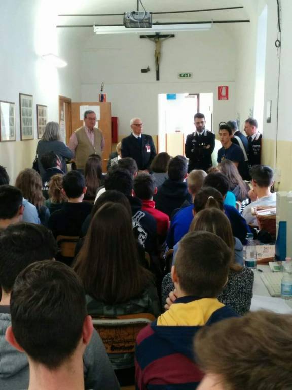 Pieve di Teco, gli studenti incontrano il maresciallo dei carabinieri Antonio Brunetti