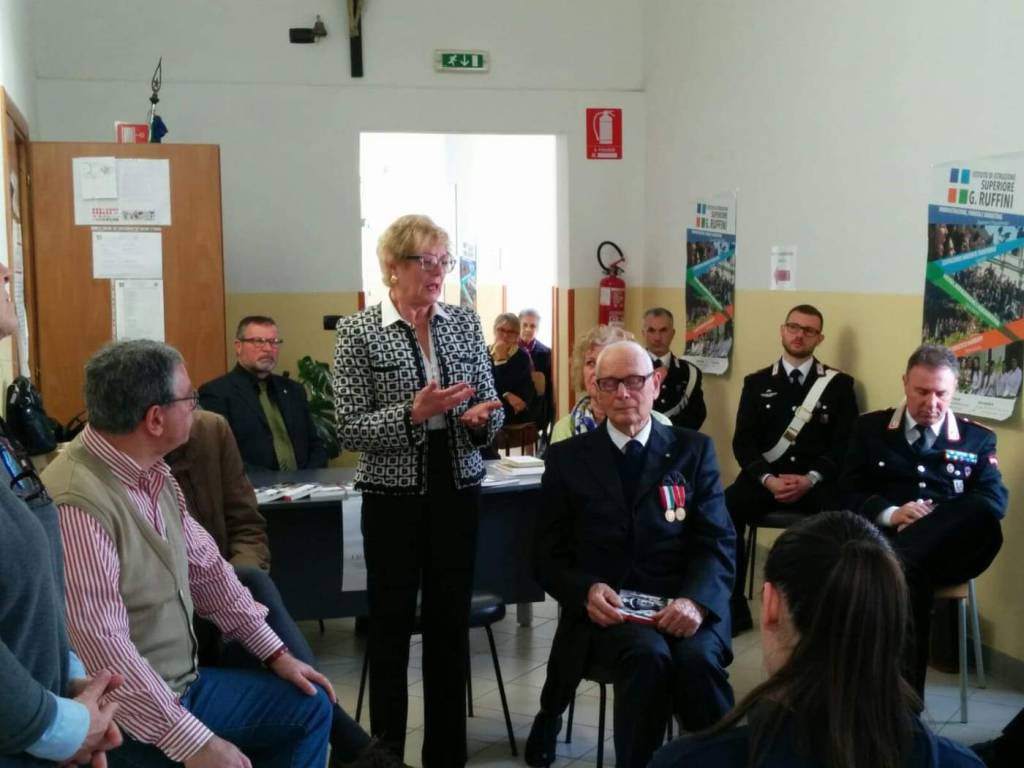 Pieve di Teco, gli studenti incontrano il maresciallo dei carabinieri Antonio Brunetti