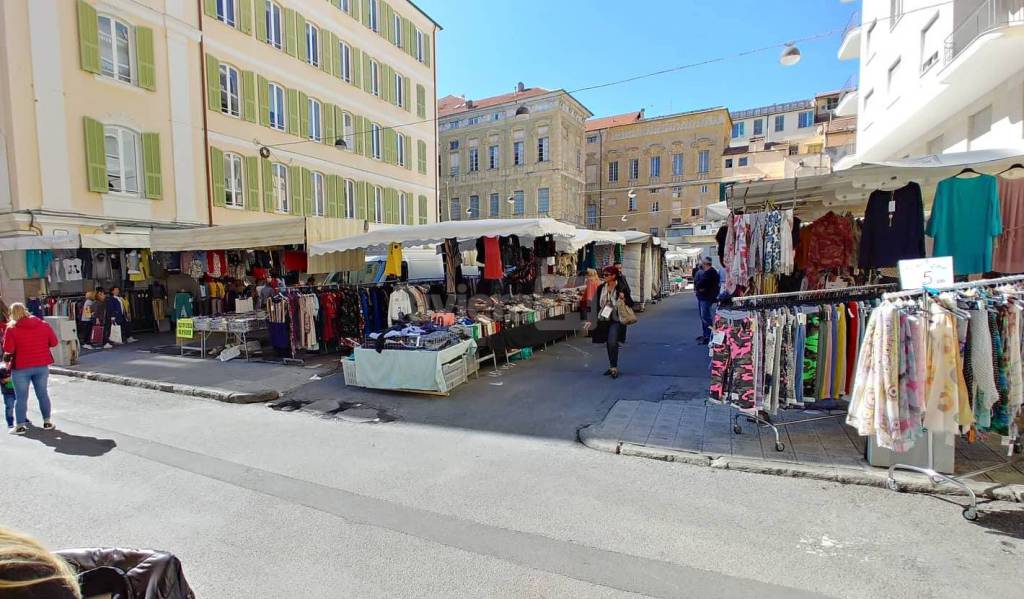 Sanremo, debutta il mercato in centro. Gli ambulanti: “Non vediamo l’ora di tornare in piazza Eroi”