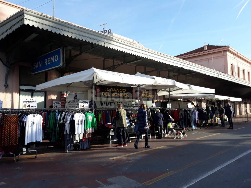 Sanremo, ambulanti scontenti per il mercato dietro la vecchia stazione: “Nessuno ha pensato alla nostra sicurezza”