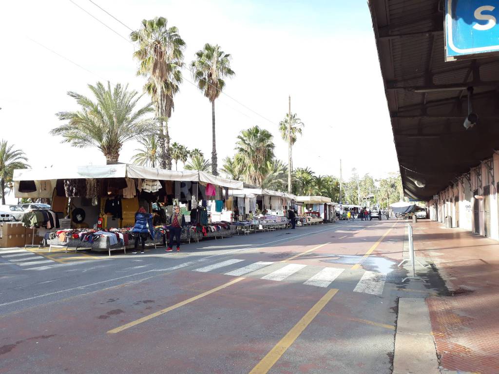 Sanremo, ambulanti scontenti per il mercato dietro la vecchia stazione: “Nessuno ha pensato alla nostra sicurezza”