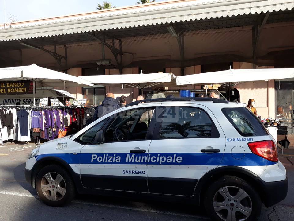 Le immagini del mercato dietro la vecchia stazione di Sanremo