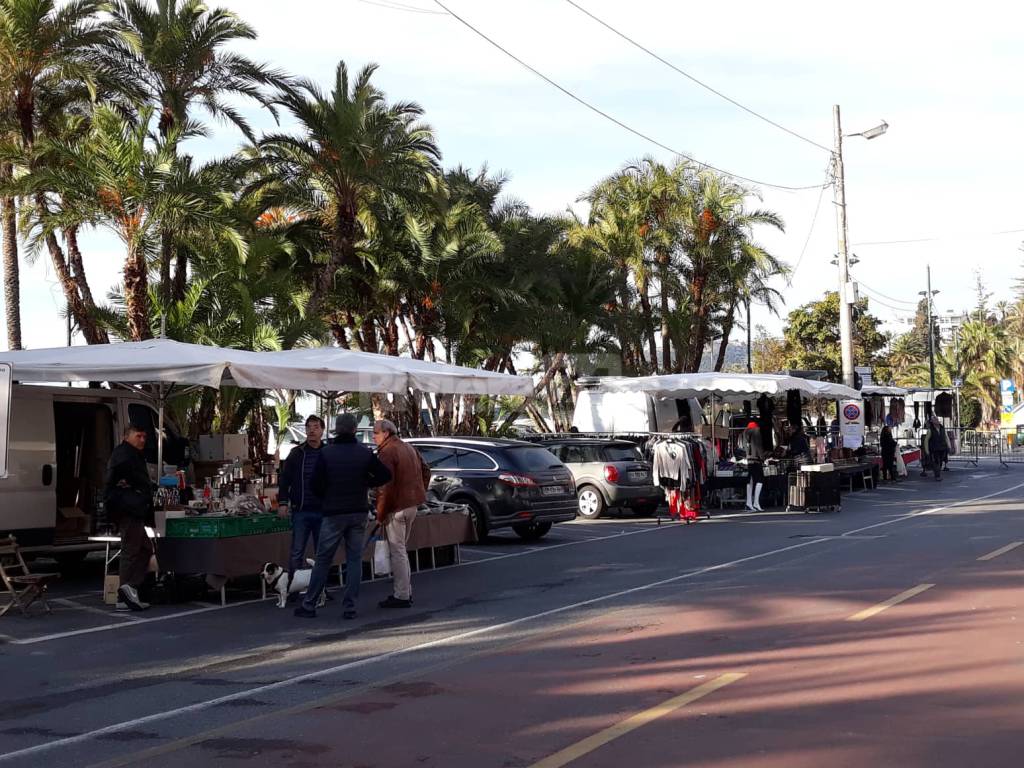 Le immagini del mercato dietro la vecchia stazione di Sanremo