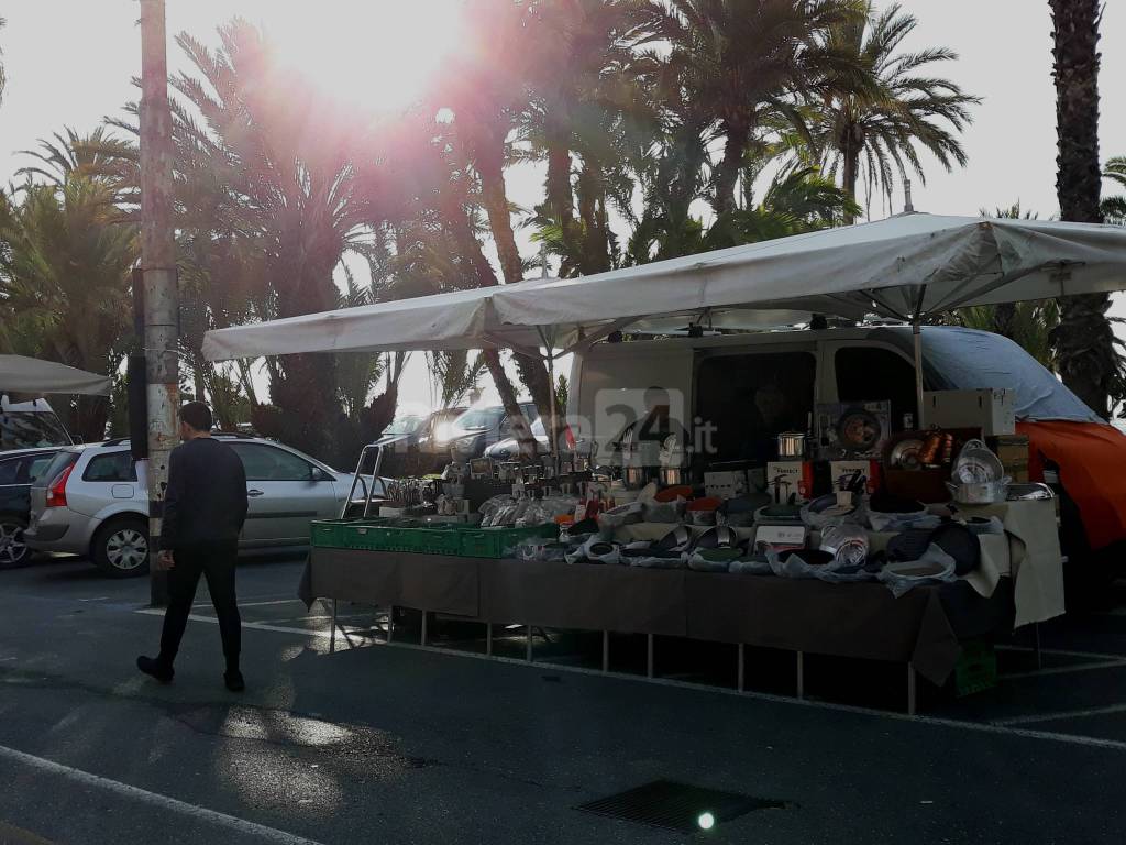 Le immagini del mercato dietro la vecchia stazione di Sanremo