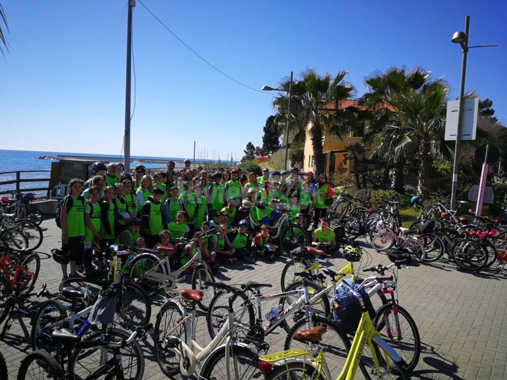 Sanremo, studenti invadono la ciclabile per la terza edizione di “Aspettando la Milano-Sanremo”