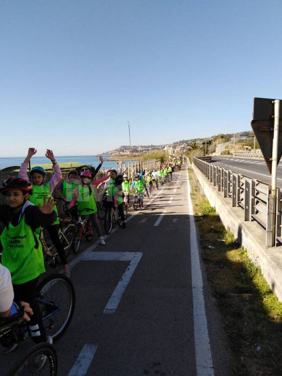 Sanremo, studenti invadono la ciclabile per la terza edizione di “Aspettando la Milano-Sanremo”