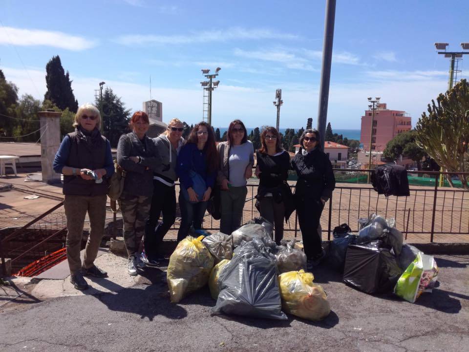 Sanremo, “I Deplasticati” colpiscono ancora. Ripulita via Vallarino