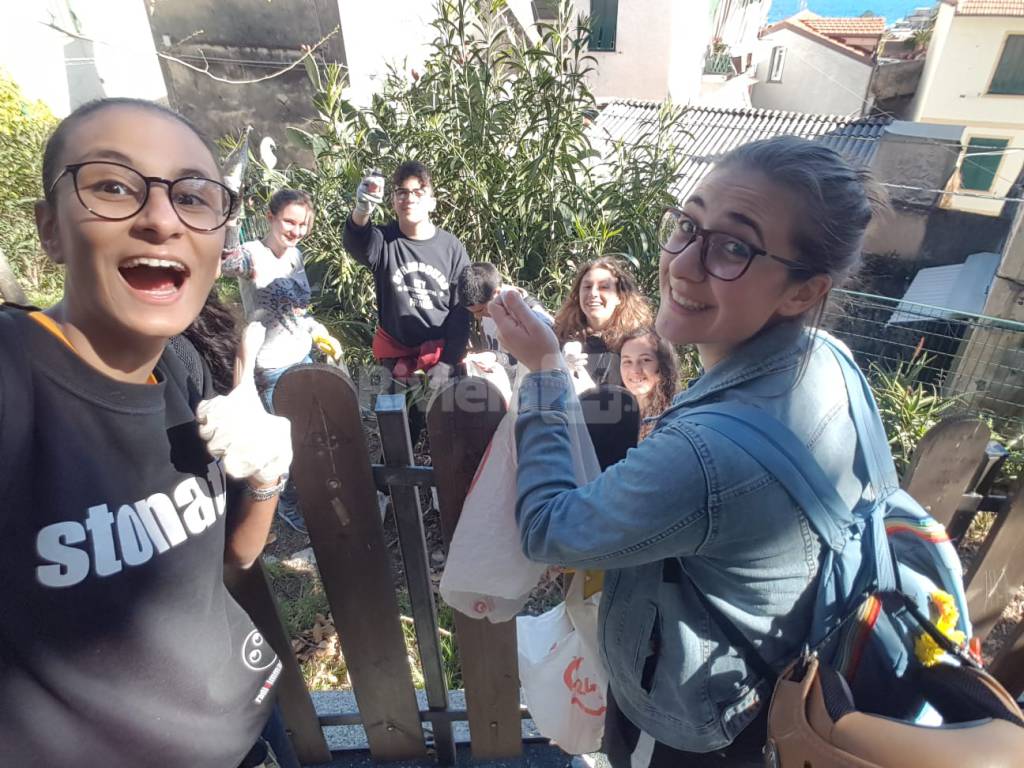 Sanremo, studenti per l’ambiente: volontari ripuliscono il centro storico