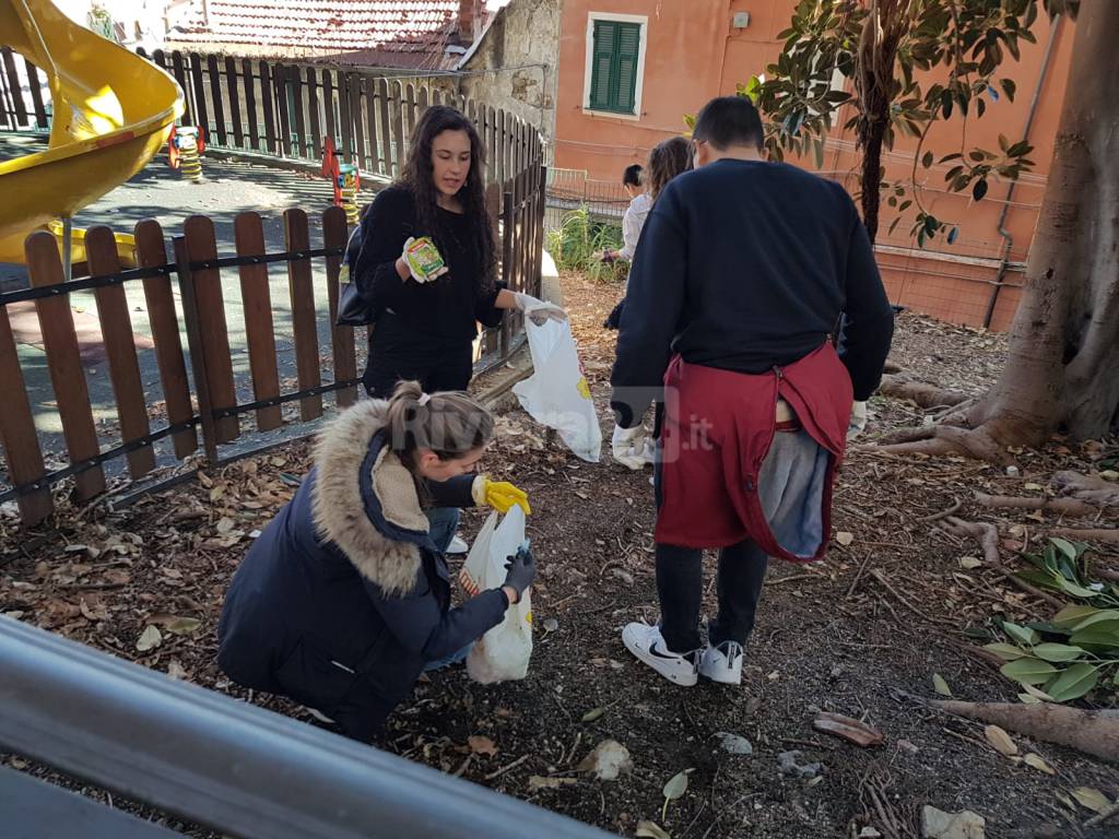 Sanremo, studenti per l’ambiente: volontari ripuliscono il centro storico