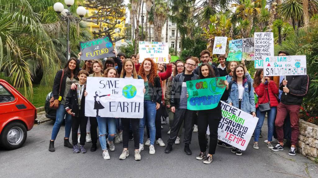 Sanremo, gli studenti tornano in piazza per salvare il Pianeta dai cambiamenti climatici