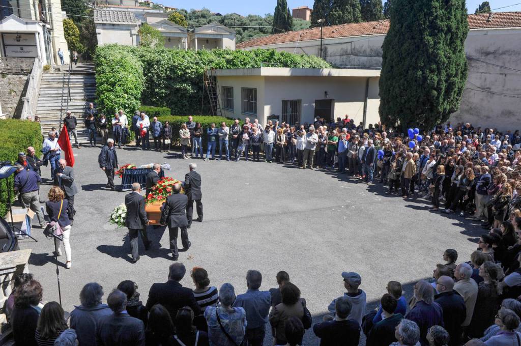 Imperia, tra pugni chiusi e bandiere rosse l’estremo saluto a Pasquale Indulgenza