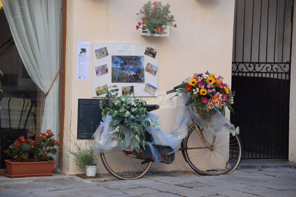 Il pittore Aly Mohsen dona un quadro a Bordighera Alta