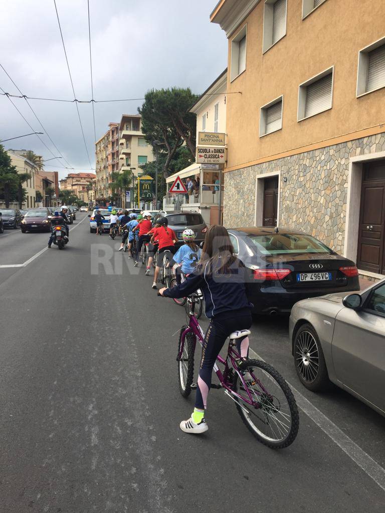 Vallecrosia, studenti della Sant'Anna 'patentati' grazie al corso della polizia locale