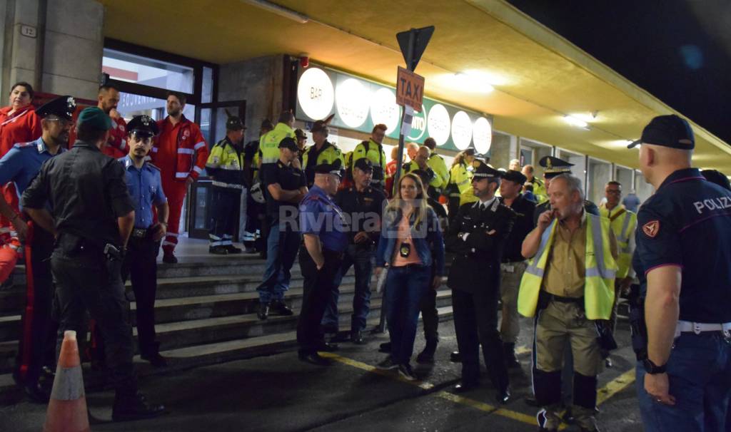 Sostanza esplosiva fuoriesce da un treno a Ventimiglia, stazione evacuata e tre feriti, ma è un’esercitazione