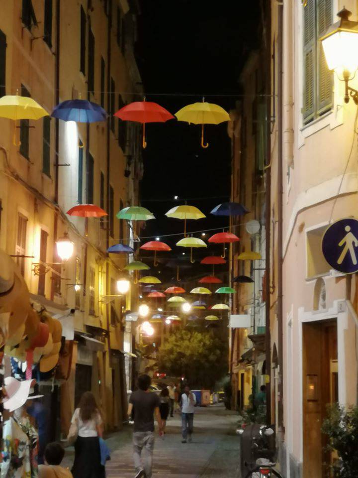 ombrelli colorati su piazza San Siro