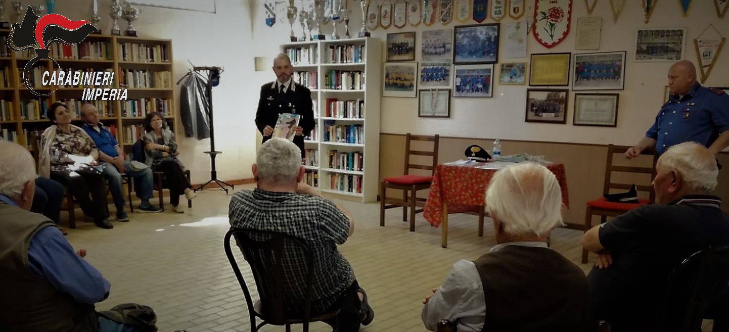 I carabinieri di Ventimiglia alla bocciofila di Roverino per la campagna di prevenzione contro le truffe