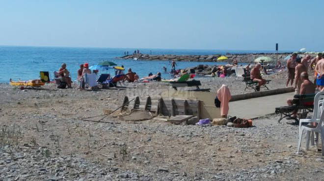 Imperia, anziano muore sulla spiaggia del Prino: colto da malore per lui non c’è stato nulla da fare