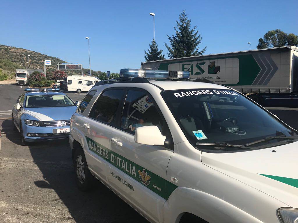 Imperia, i Rangers d’Italia scendono in campo contro l’abbandono degli animali in autostrada