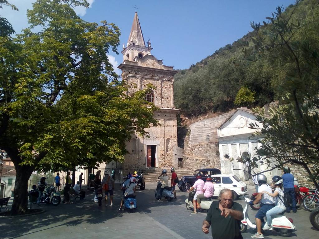 “100 mila scoppi tra gli ulivi”, macchine e moto d’epoca sfilano a Pontedassio in memoria di Achille Mela