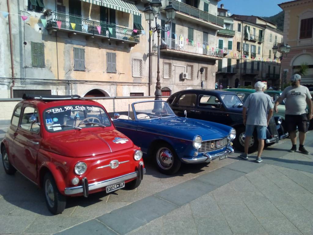 “100 mila scoppi tra gli ulivi”, macchine e moto d’epoca sfilano a Pontedassio in memoria di Achille Mela