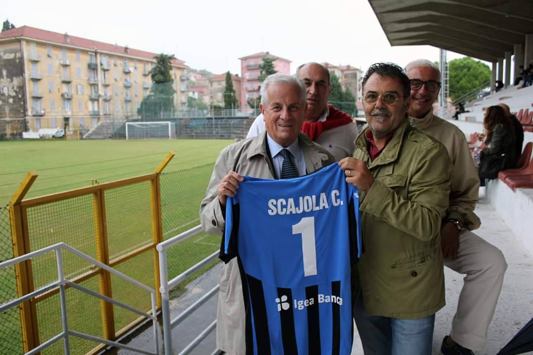 consegna maglia imperia calcio al sindaco scajola