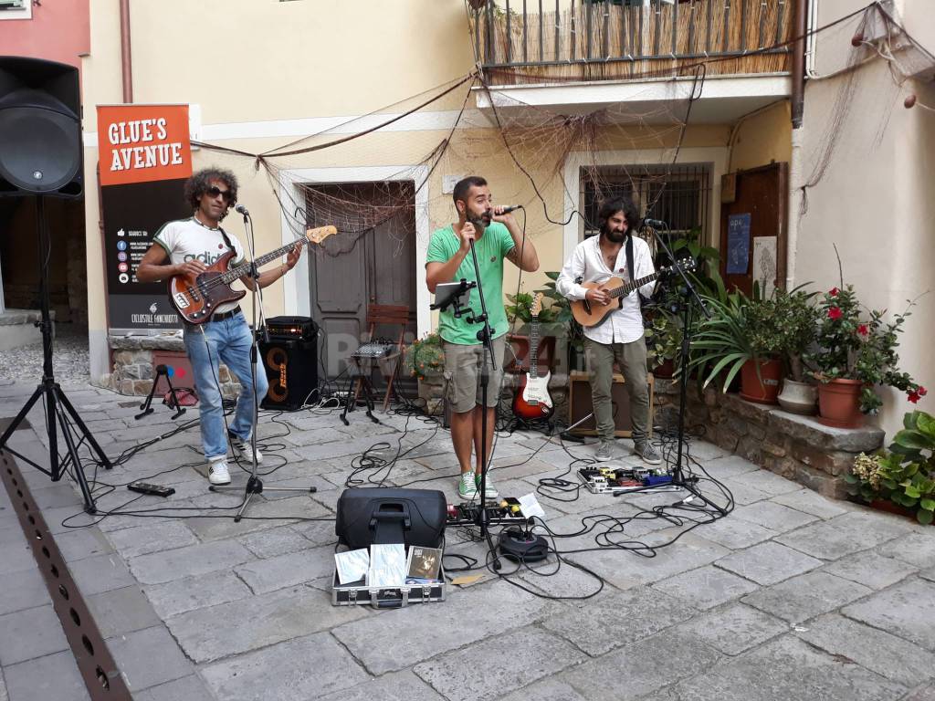 riviera24- Trio acustico ‘Glue’s Avenue’