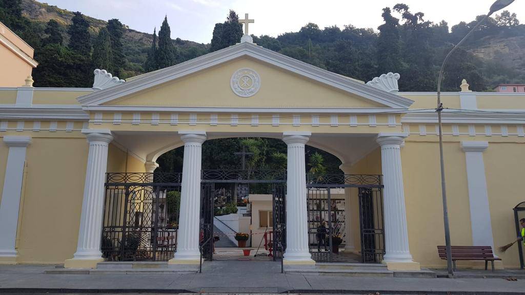 Cimitero di Ventimiglia, nuovi fiori e pulizia per commemorare i defunti