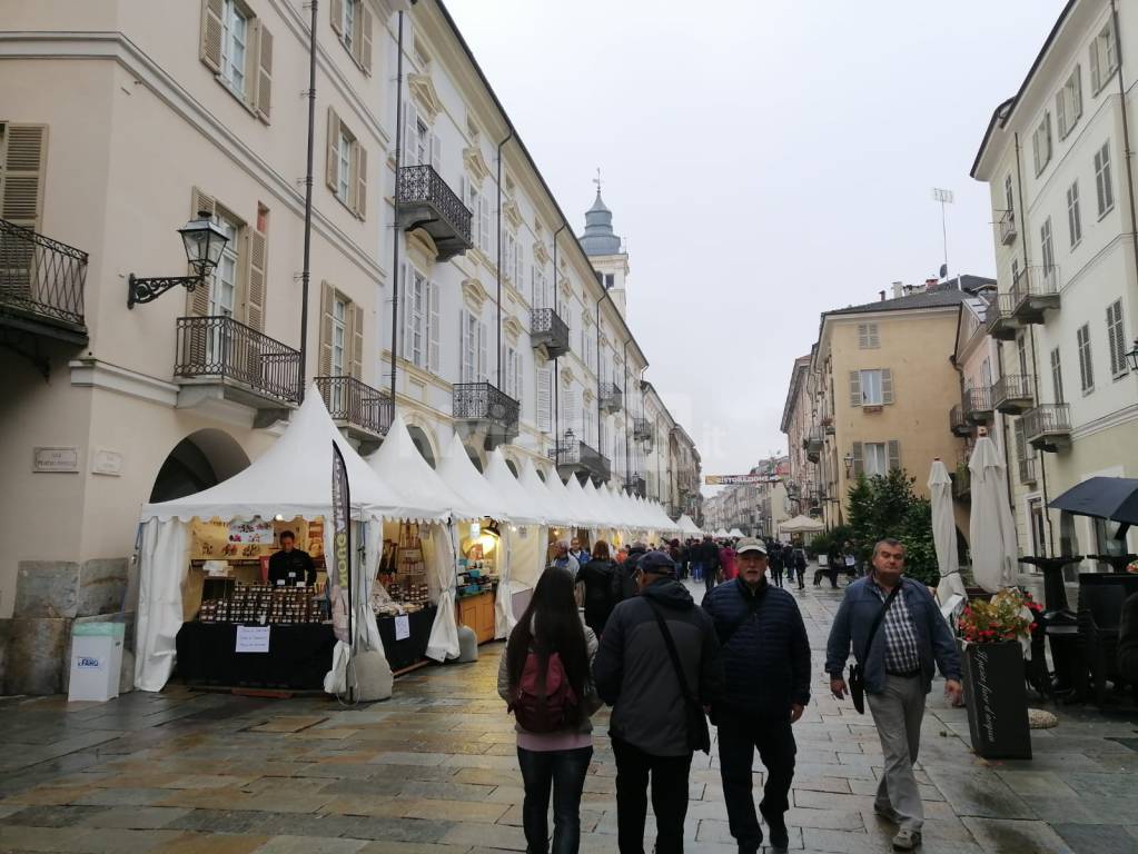 La castagnola di Ventimiglia conquista la Granda: alla Fiera del Marrone di Cuneo una delegazione di InRiviera