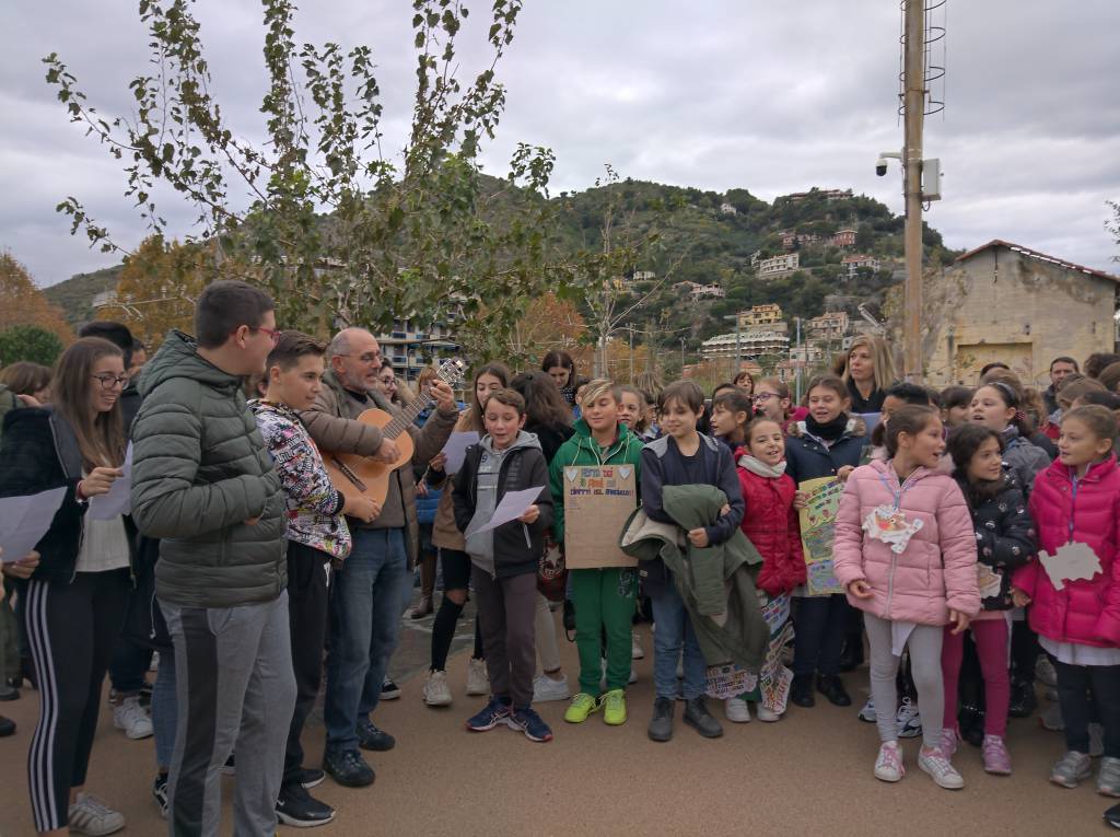 Ventimiglia, l’istituto comprensivo Biancheri festeggia i trent’anni della dichiarazione dei diritti del fanciullo