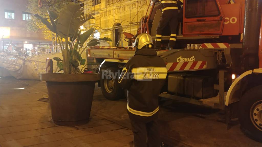 Imperia, crollo impalcatura del Cavour: area messa in sicurezza dai Vigili del Fuoco