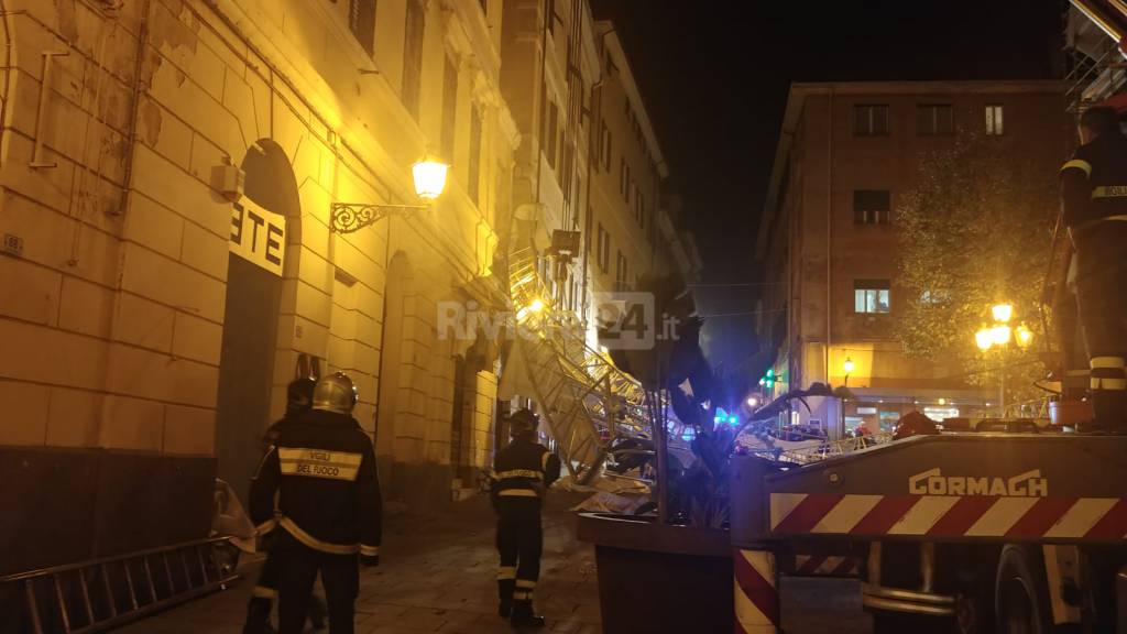 Imperia, crollo impalcatura del Cavour: area messa in sicurezza dai Vigili del Fuoco