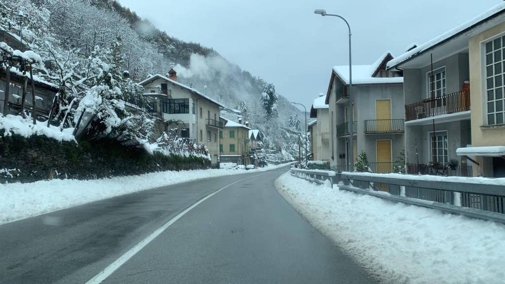 Cade la neve sull’entroterra imperiese: le immagini