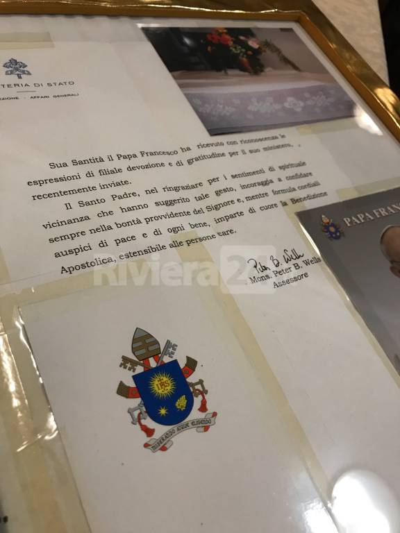 Molini di Triora, invia una tovaglia all’uncinetto a Papa Francesco e lui la ringrazia con una lettera: la storia della signora Margherita