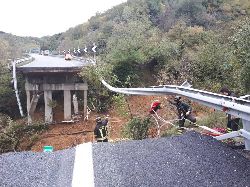 Si muove una frana a causa del maltempo, chiuso il viadotto dell’A6 “Madonna del Monte”