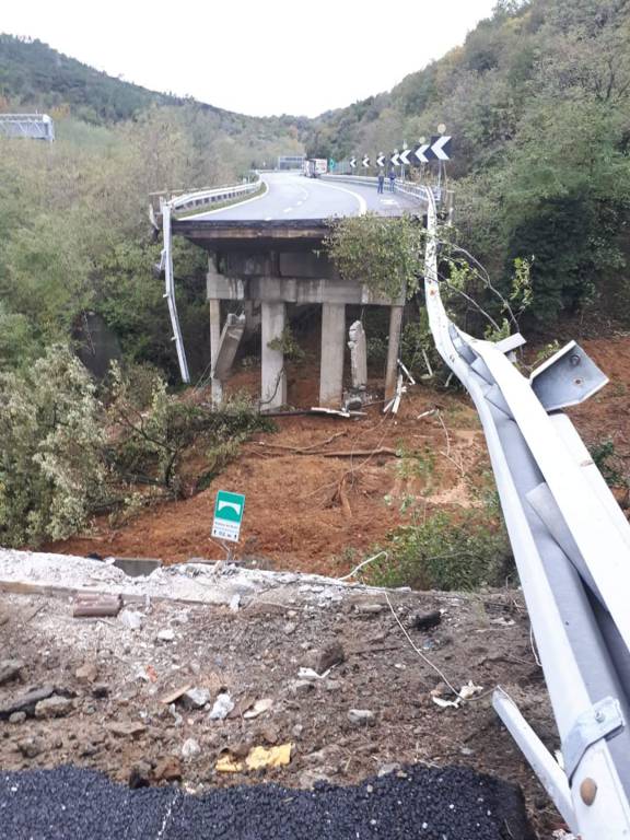 Incidente in A6 nel tratto chiuso per il crollo del viadotto, camion si ribalta