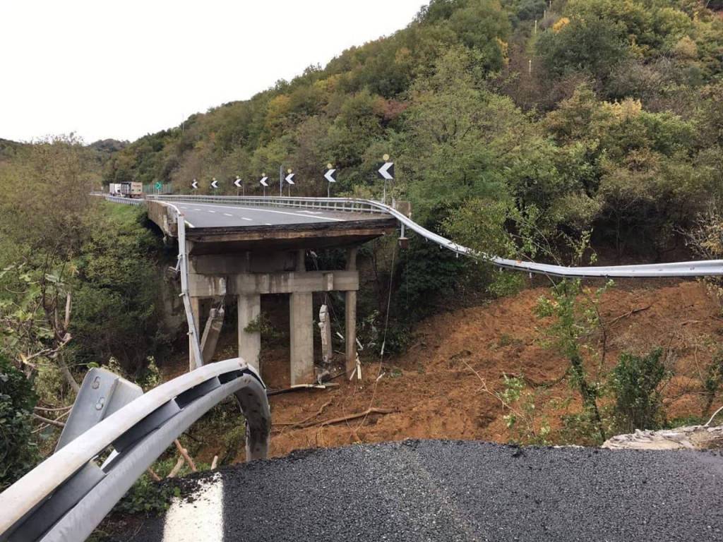 Maltempo, crolla viadotto sull’A6. Torna l’incubo ponte Morandi