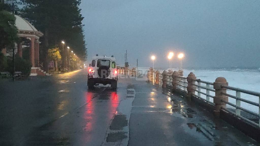 #ALLERTAROSSA, violenta mareggiata sferza la costa di Bordighera. Passeggiata a mare chiusa