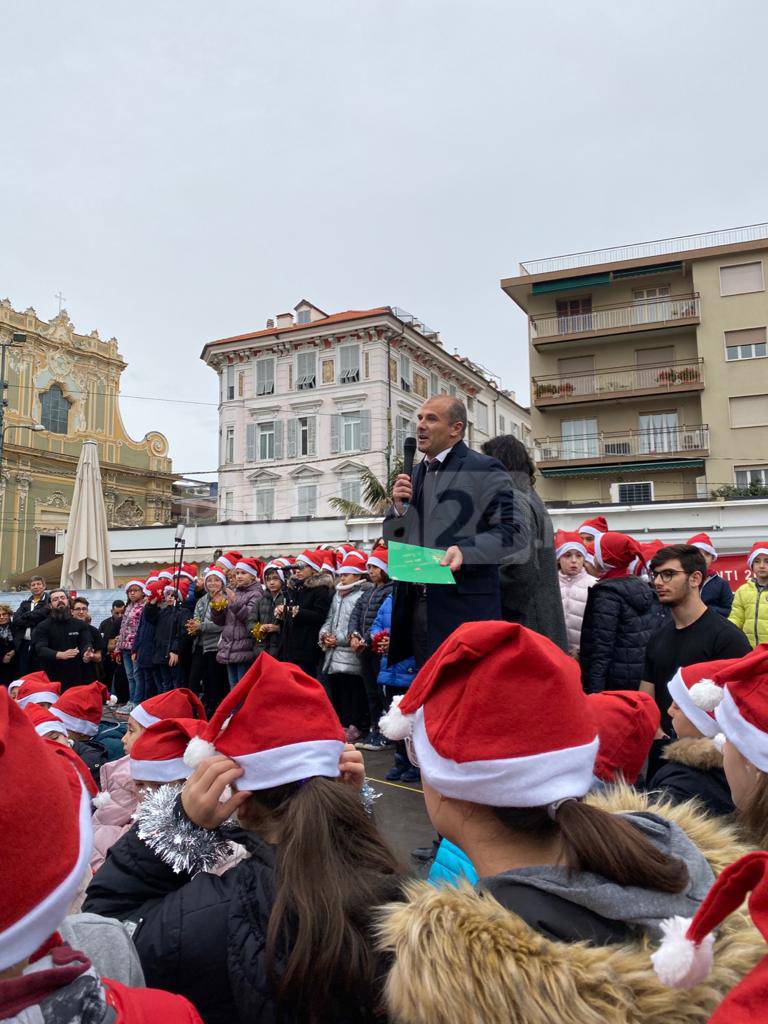 Il concerto in piazza della scuola Rubino