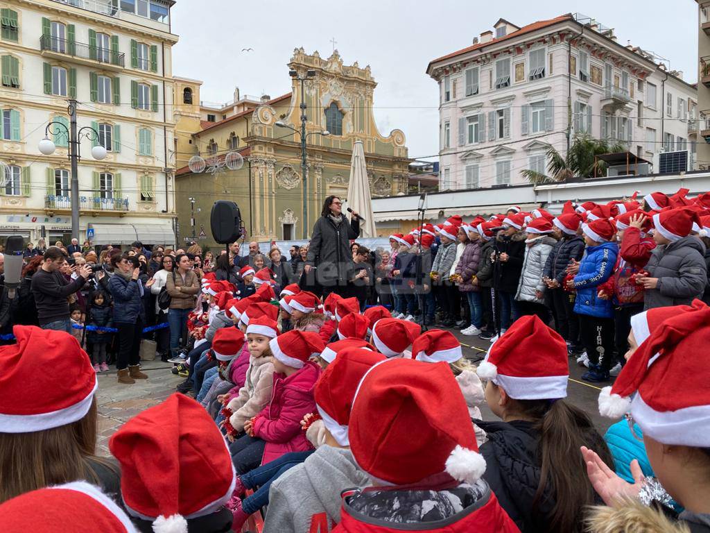 Il concerto in piazza della scuola Rubino