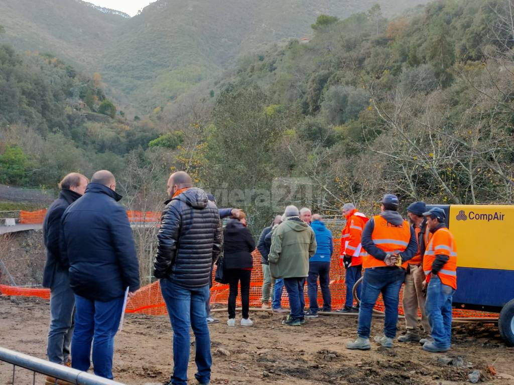 Rocchetta Nervina, una gru da 100 tonnellate per installare un ponte lungo 42 metri