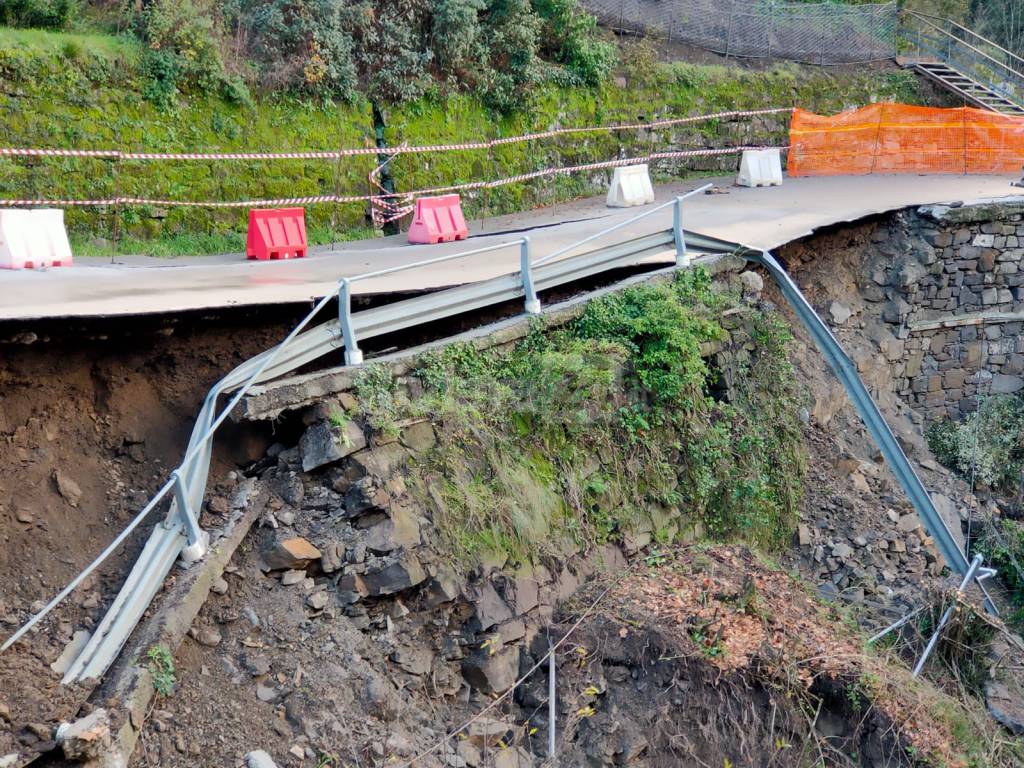 Rocchetta Nervina, una gru da 100 tonnellate per installare un ponte lungo 42 metri