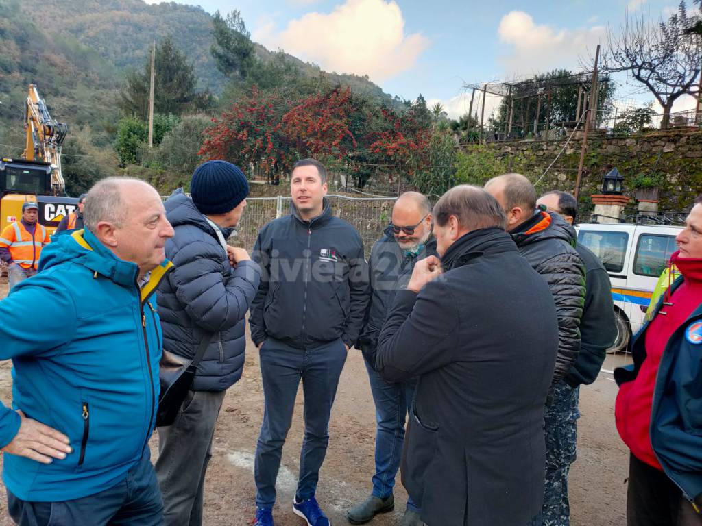 Rocchetta Nervina, una gru da 100 tonnellate per installare un ponte lungo 42 metri