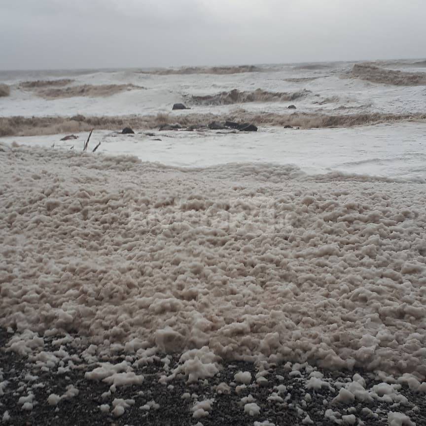 #ALLERTAROSSA Ventimiglia, spiagga ricoperta da schiuma