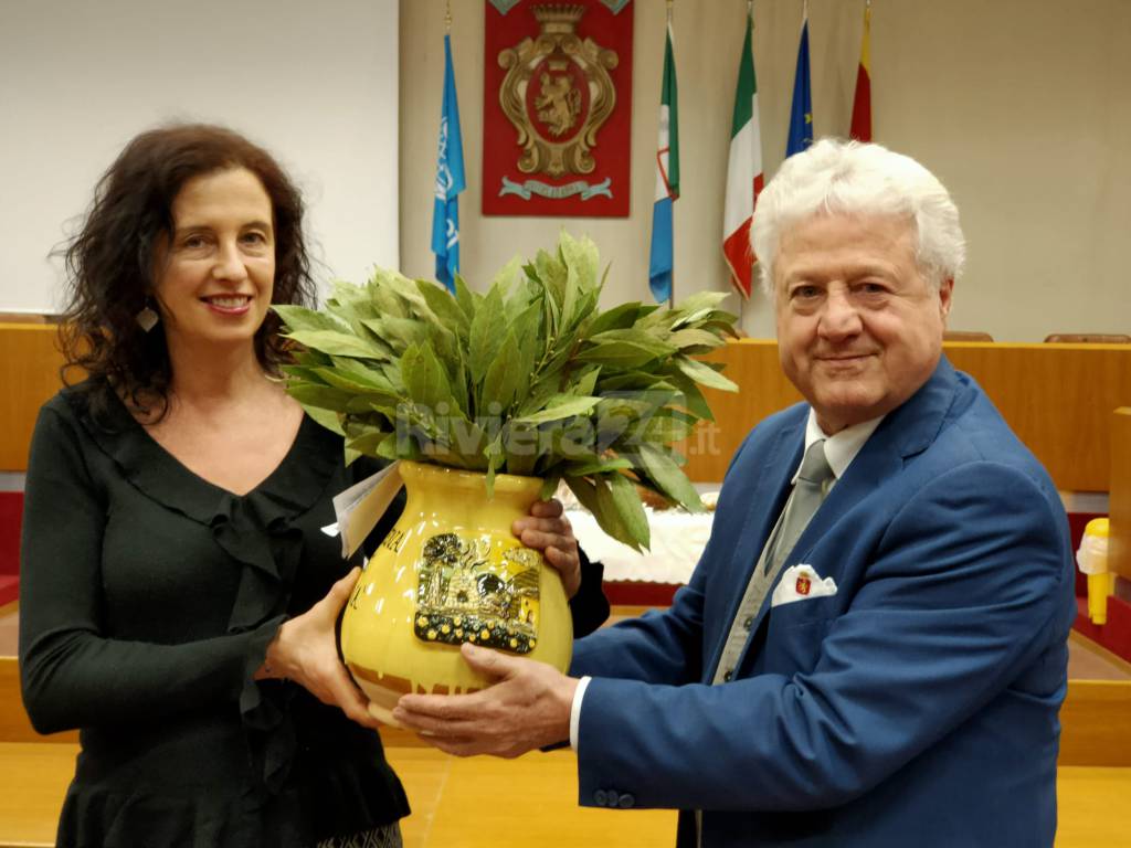 Consegnata a Ventimiglia la tradizionale Strena de Deinà. Scullino dona tre ulivi al vescovo Suetta