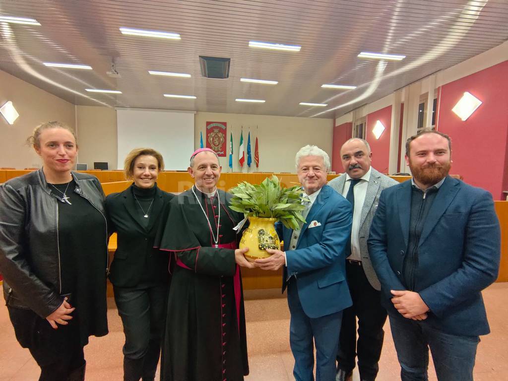 Consegnata a Ventimiglia la tradizionale Strena de Deinà. Scullino dona tre ulivi al vescovo Suetta