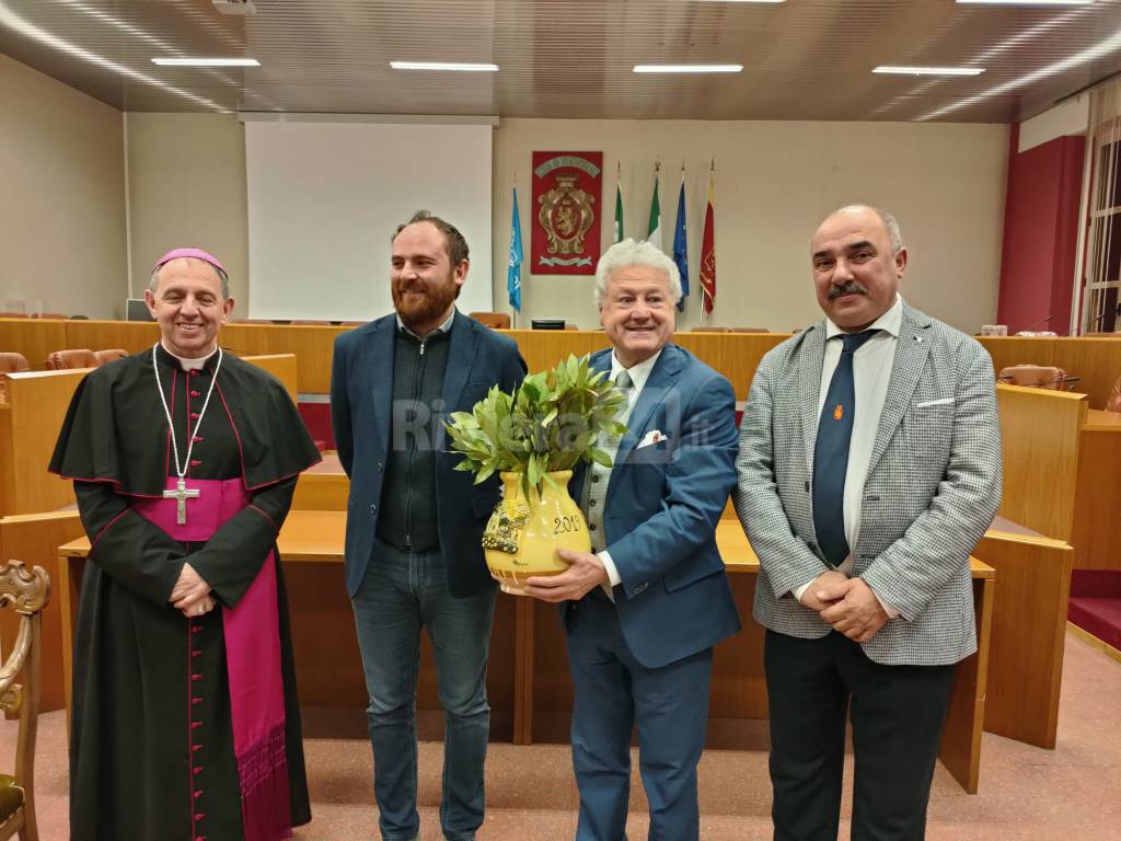 Consegnata a Ventimiglia la tradizionale Strena de Deinà. Scullino dona tre ulivi al vescovo Suetta