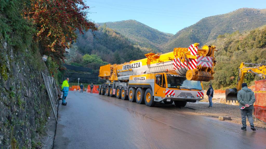 Rocchetta Nervina, arrivata la gru. Venerdì 3 gennaio inizia la costruzione del ponte